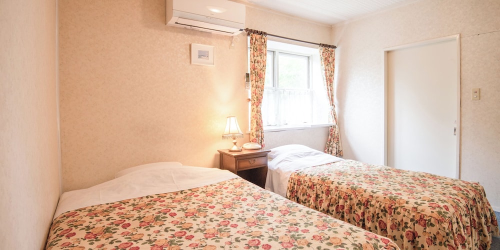 本館2間続き洋室(ツイン/バストイレ・シャワーブース付) 客室2 | ガストホフあみ