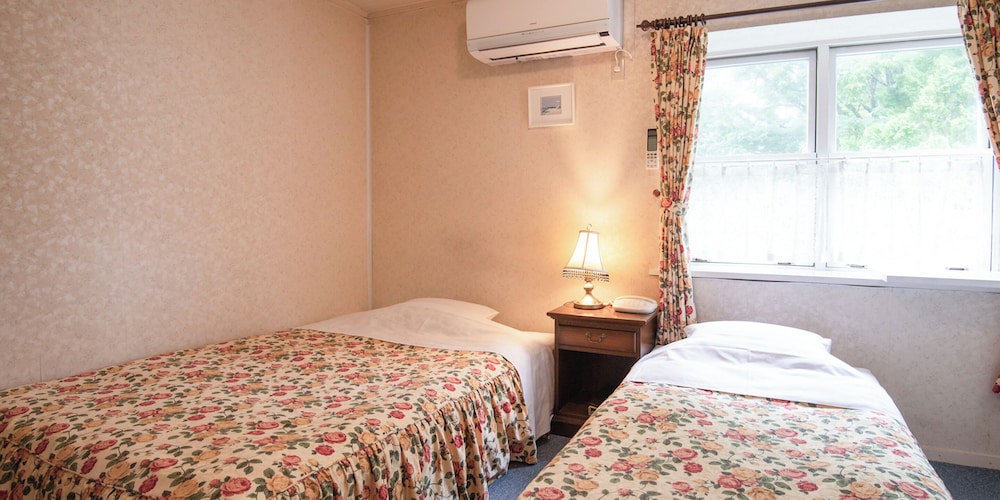 本館2間続き洋室(ツイン/バストイレ・シャワーブース付) | ガストホフあみ