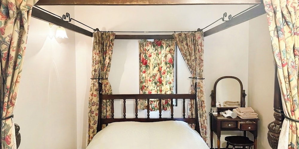 英国古民家風コテージ・ダブル(洋バス・客室露天風呂付) 客室2 | ガストホフあみ