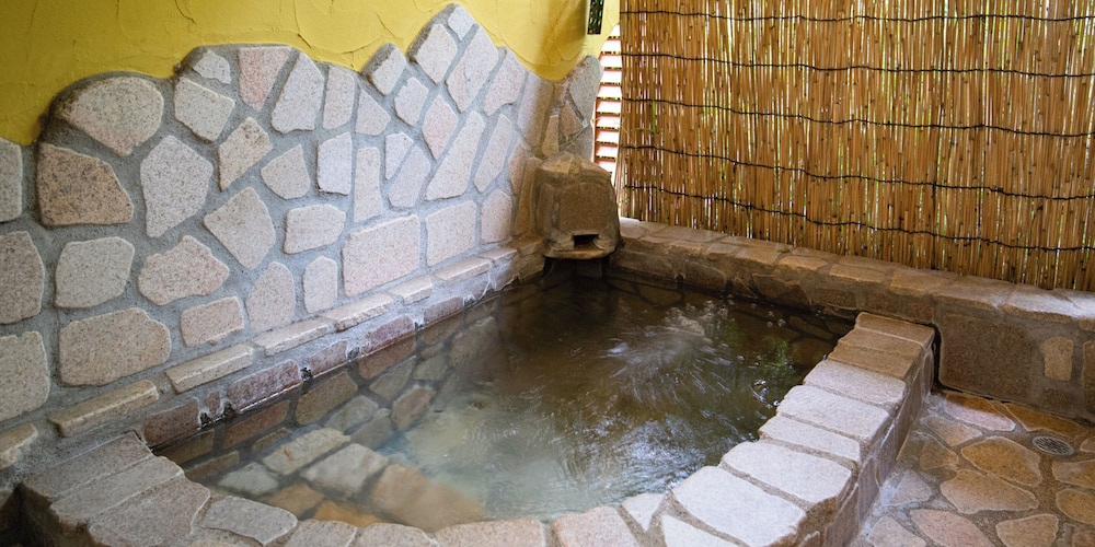 英国古民家風コテージ・ダブル(洋バス・客室露天風呂付) バスルーム3 | ガストホフあみ