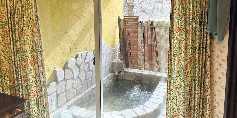 英国古民家風コテージ・ダブル(洋バス・客室露天風呂付) バスルーム0 | ガストホフあみ