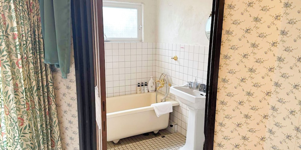 英国古民家風コテージ・ダブル(洋バス・客室露天風呂付) バスルーム1 | ガストホフあみ