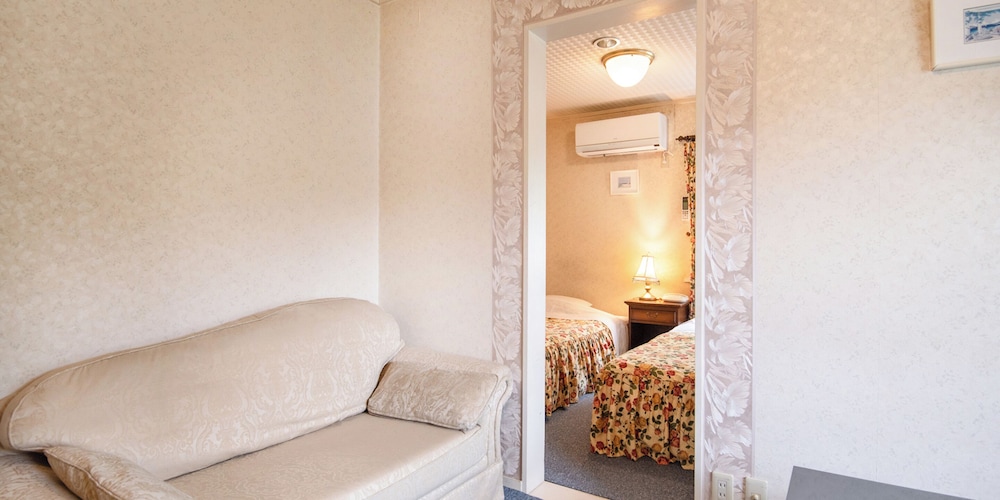 本館2間続き洋室(ツイン/バストイレ・シャワーブース付) 客室1 | ガストホフあみ