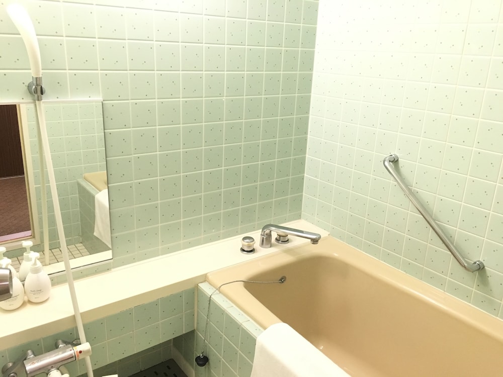 デラックス ツインルーム 喫煙可 バスルーム1 | ホテル古川ヒルズ