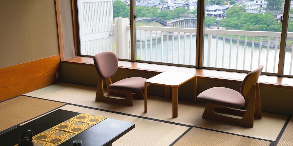 [錦帯橋側 - 和室] 12.5畳 部屋からの景観0 | 岩国国際観光ホテル