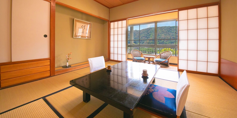 [錦帯橋側 - 和室] 12.5畳 客室1 | 岩国国際観光ホテル