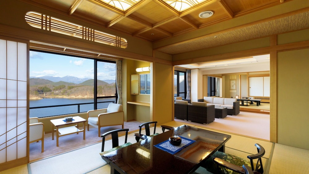 デラックス ルーム 禁煙 レイクビュー 客室1 | ホテル紫苑