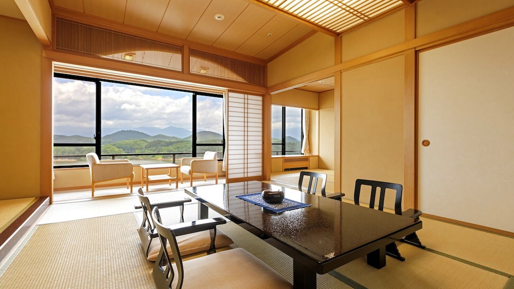 ファミリー ルーム レイクビュー 客室1 | ホテル紫苑