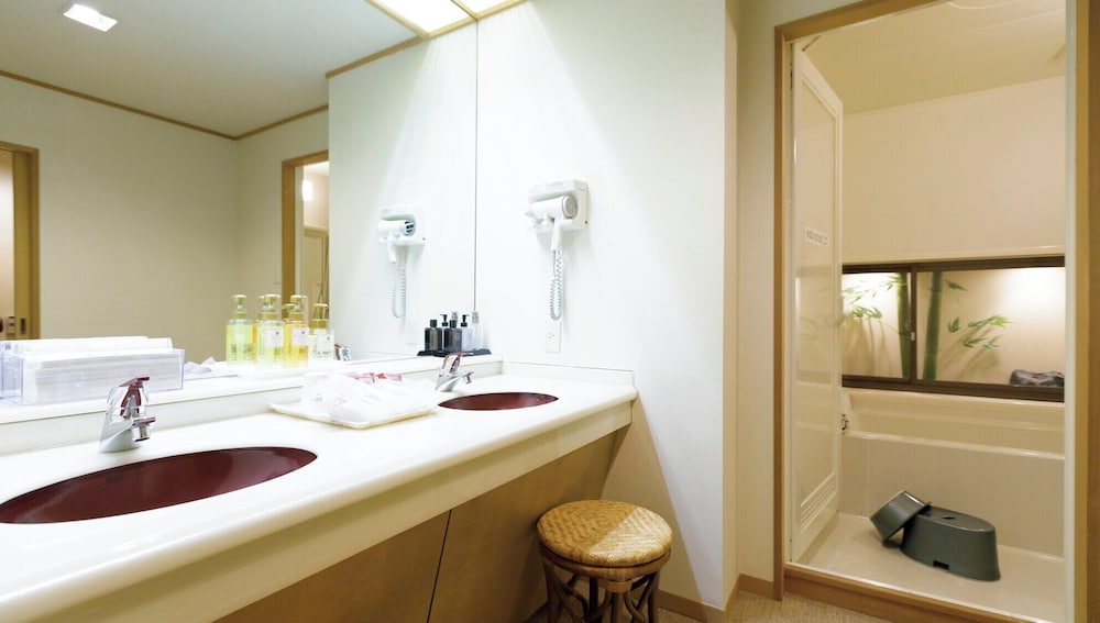 ファミリー ルーム レイクビュー バスルーム0 | ホテル紫苑