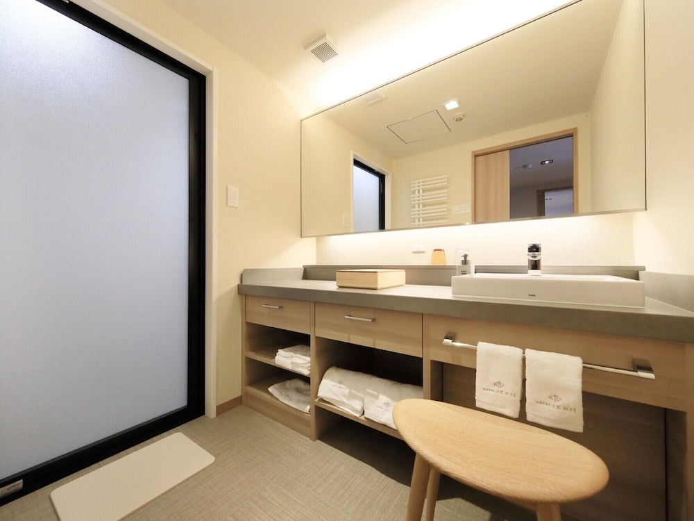 山側エグゼクティブルーム　禁煙　浴室シャワーのみ バスルームの設備0 | ホテル一井