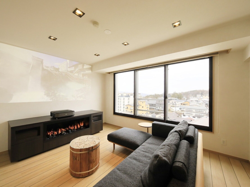 湯畑側エグゼクティブルーム 禁煙 浴室シャワーのみ 客室2 | ホテル一井