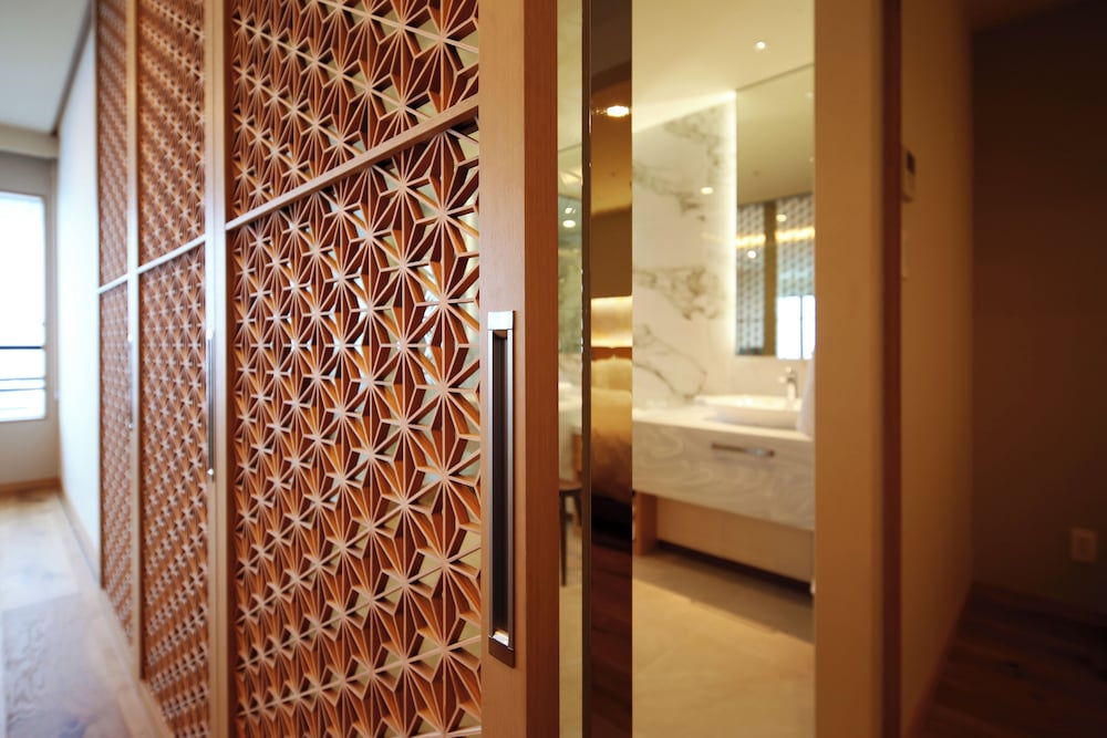 【最上階16階/絶景ビューバス付】SAKURA or ASAMA Suite 客室1 | 草津温泉 ホテル櫻井