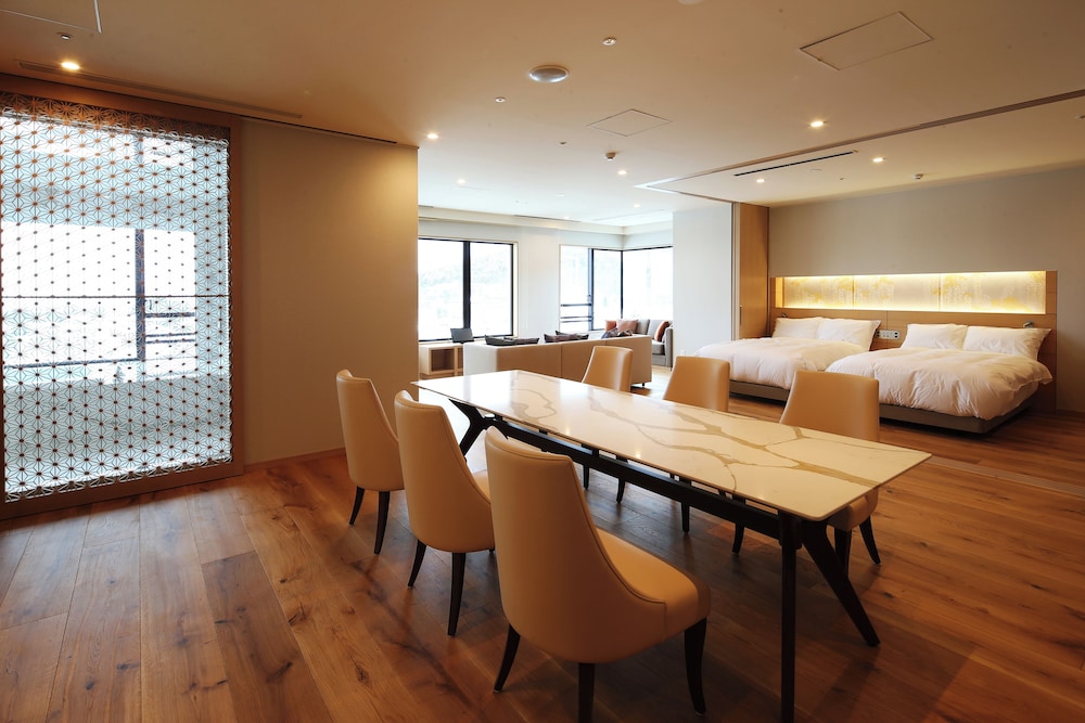 【最上階16階/絶景ビューバス付】SAKURA or ASAMA Suite リビング エリア1 | 草津温泉 ホテル櫻井
