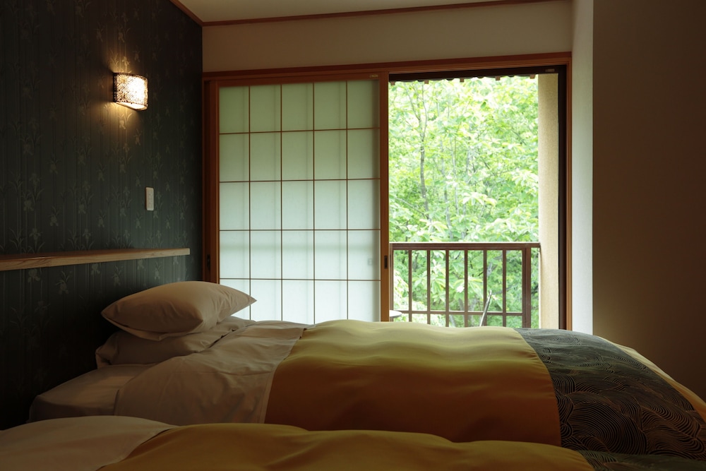 ベッドのあるお部屋 (セミダブルのツインルーム+10畳和室) (和洋室) <禁煙> 部屋からの景観0 | 金盛館せゝらぎ