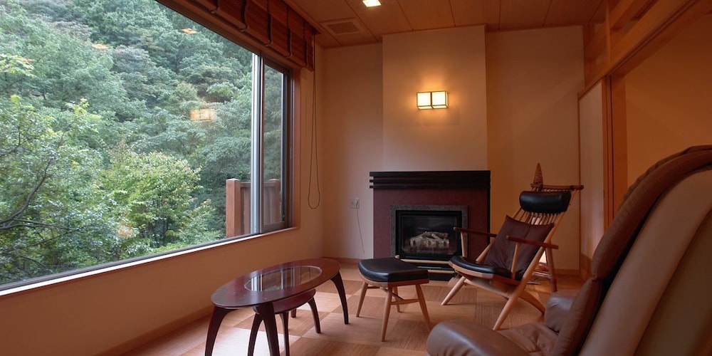 フローリングリビング付き客室 (和室) <禁煙> リビング エリア1 | 金盛館せゝらぎ