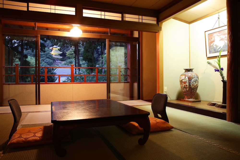 和室　共用バスルーム 客室3 | 紅葉館