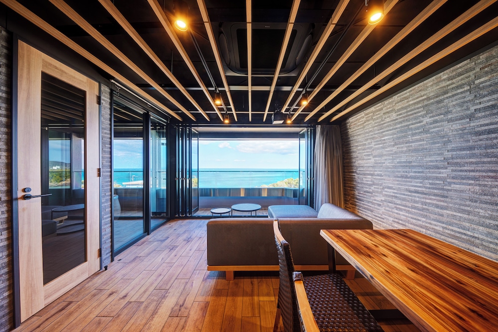 デラックス スイート オーシャンビュー 客室6 | リゾートヒルズ豊浜 蒼空の風