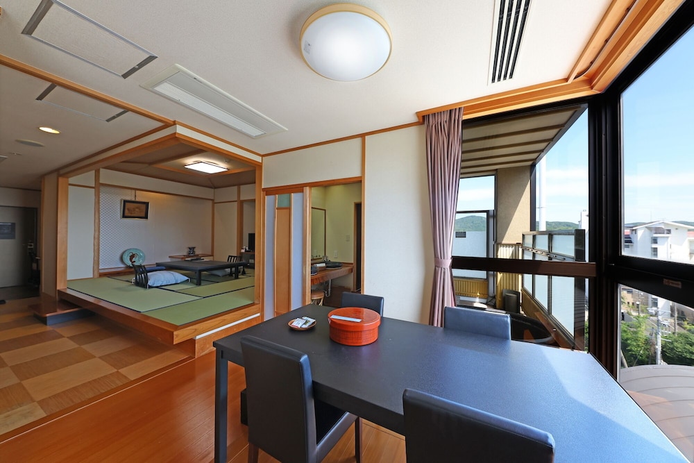 和洋特別室　露天風呂付 ベッド2台、布団5組 客室8 | リゾートヒルズ豊浜 蒼空の風