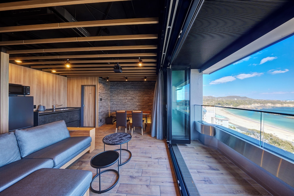 ラグジュアリー スイート サウナ オーシャンビュー 客室1 | リゾートヒルズ豊浜 蒼空の風