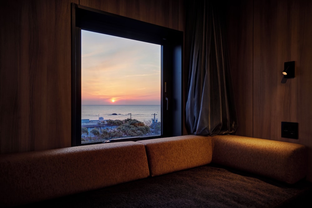 ラグジュアリー スイート サウナ オーシャンビュー 客室7 | リゾートヒルズ豊浜 蒼空の風