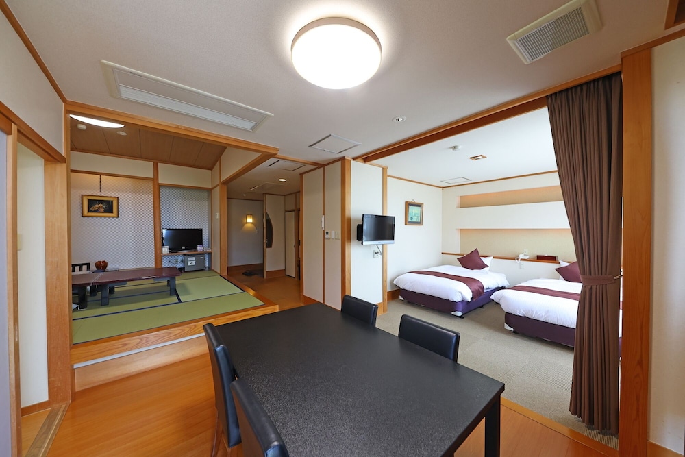 和洋特別室　露天風呂付 ベッド2台、布団5組 | リゾートヒルズ豊浜 蒼空の風