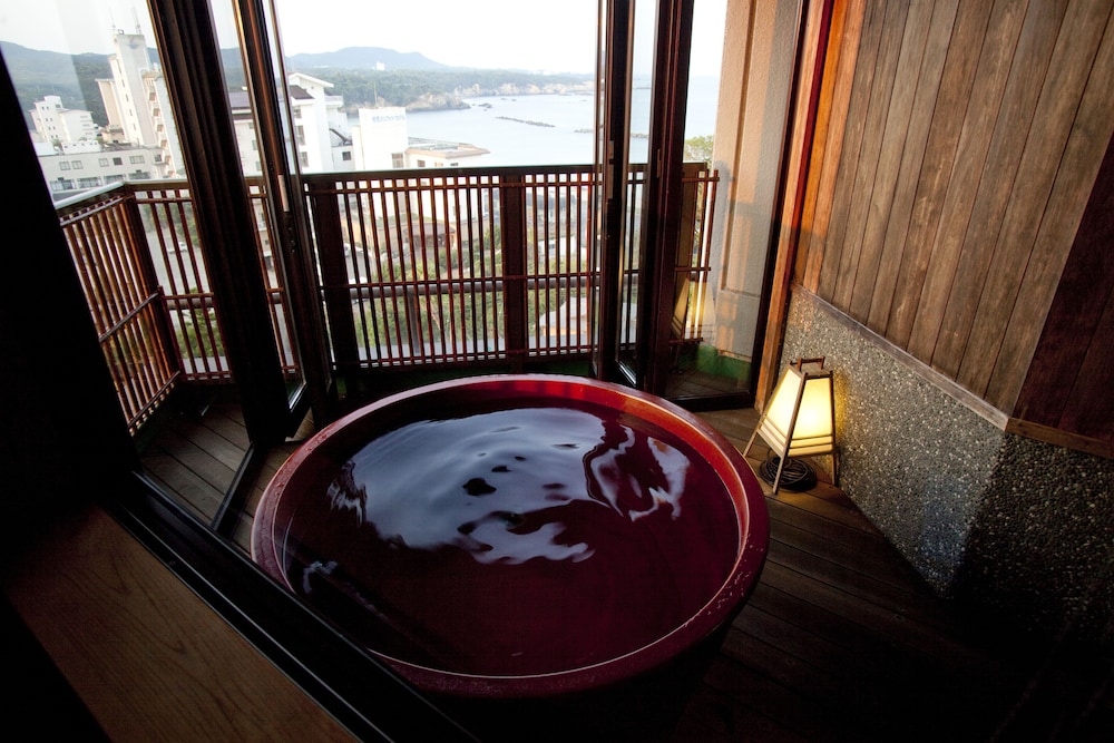 ファミリー露天風呂付客室（和室12畳） バスルーム0 | リゾートヒルズ豊浜 蒼空の風