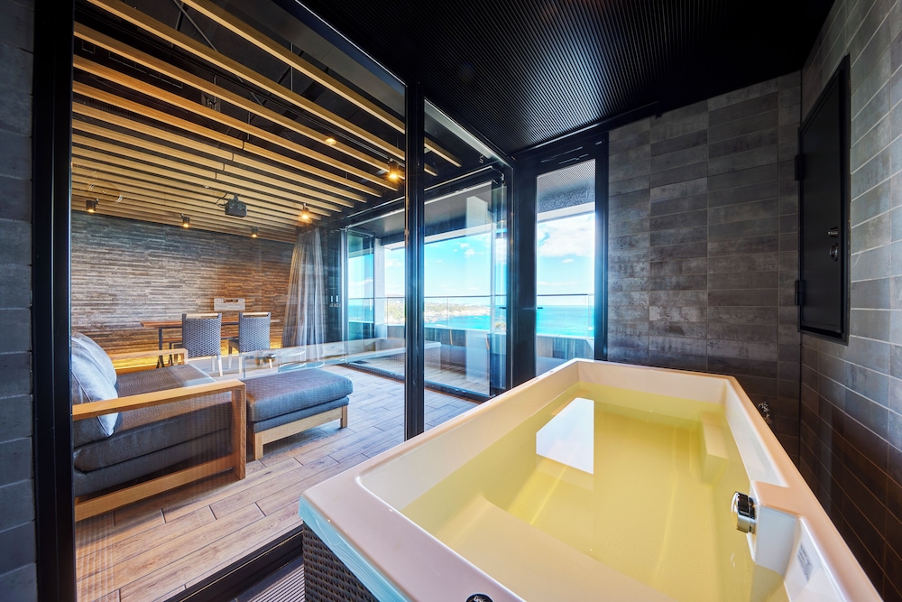 ラグジュアリー スイート サウナ オーシャンビュー | リゾートヒルズ豊浜 蒼空の風