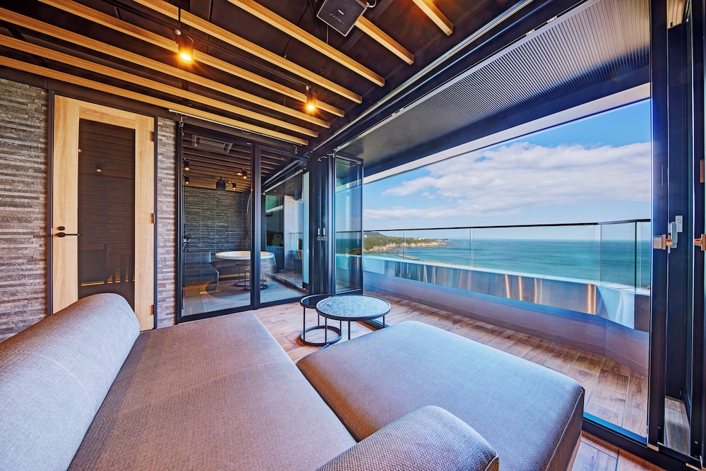 デラックス スイート オーシャンビュー | リゾートヒルズ豊浜 蒼空の風