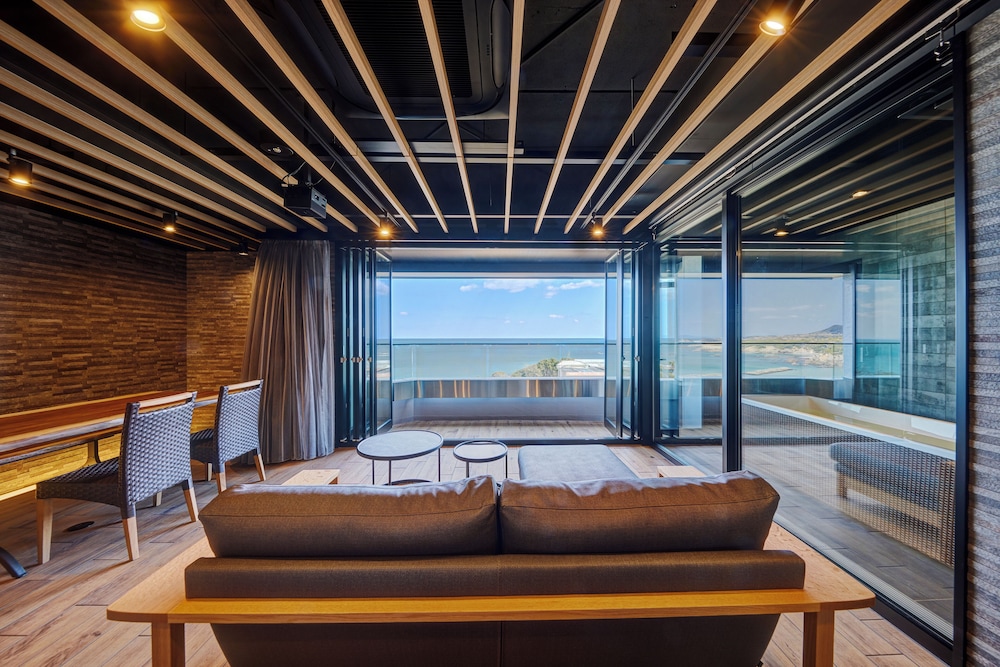 ラグジュアリー スイート サウナ オーシャンビュー 客室2 | リゾートヒルズ豊浜 蒼空の風