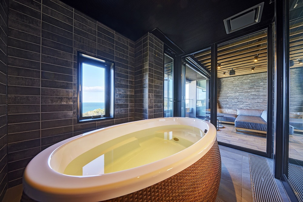 ラグジュアリー スイート サウナ オーシャンビュー バスルーム1 | リゾートヒルズ豊浜 蒼空の風