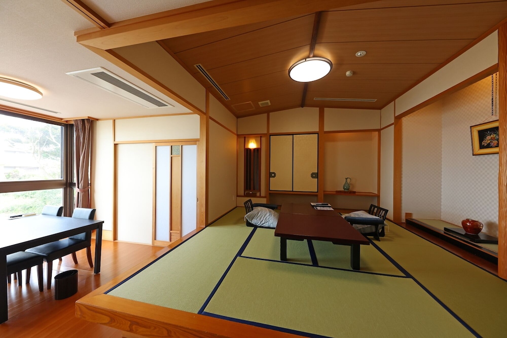 和洋特別室　露天風呂付 ベッド2台、布団5組 客室2 | リゾートヒルズ豊浜 蒼空の風