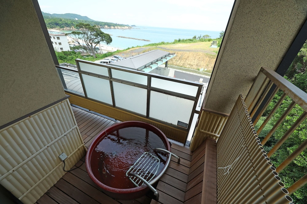 和洋特別室　露天風呂付 ベッド2台、布団5組 客室5 | リゾートヒルズ豊浜 蒼空の風