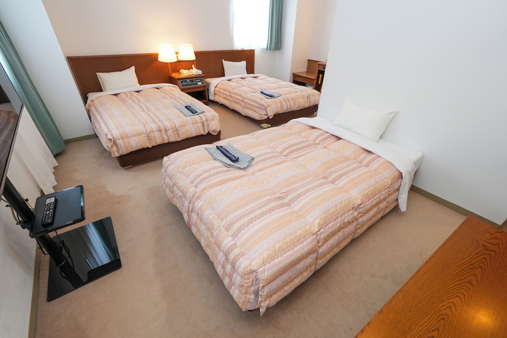 デラックス トリプルルーム 3 ベッドルーム 禁煙 客室1 | 天童セントラルホテル