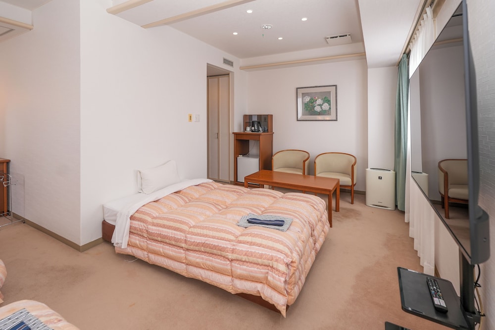 デラックス トリプルルーム 3 ベッドルーム 禁煙 客室5 | 天童セントラルホテル