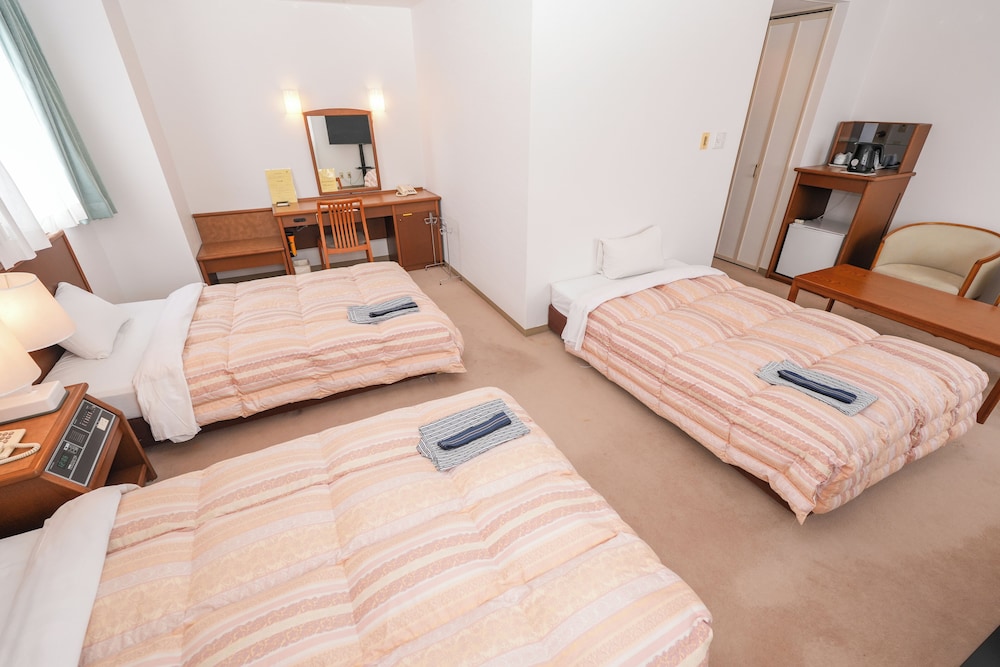 デラックス トリプルルーム 3 ベッドルーム 禁煙 客室4 | 天童セントラルホテル