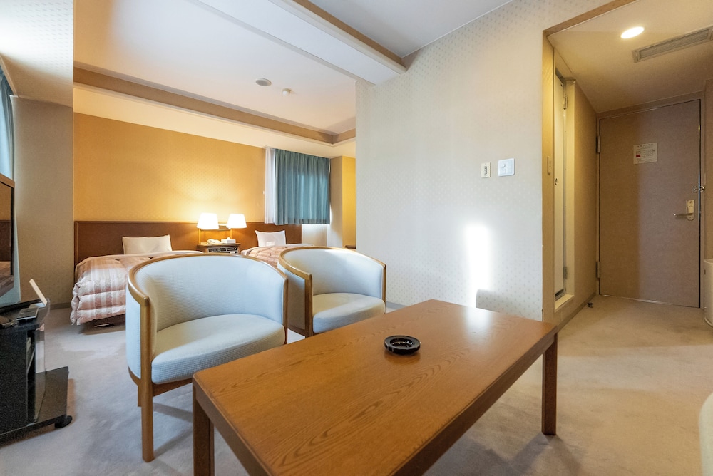 デラックス トリプルルーム 3 ベッドルーム 禁煙 客室1 | 天童セントラルホテル