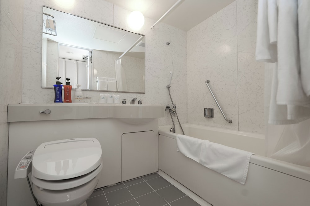 デラックス トリプルルーム 3 ベッドルーム 禁煙 バスルーム1 | 天童セントラルホテル