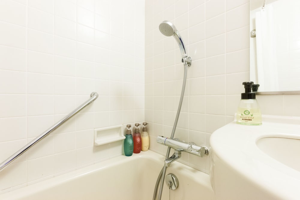 スタンダード シングルルーム セミダブルベッド 1 台 禁煙 バスルームのシャワー0 | 尾道国際ホテル