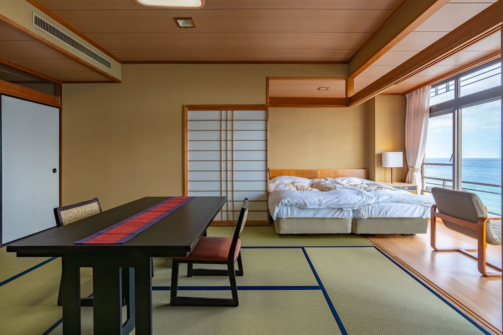 コンフォート ツインルーム 客室内のダイニングエリア0 | 熱川館