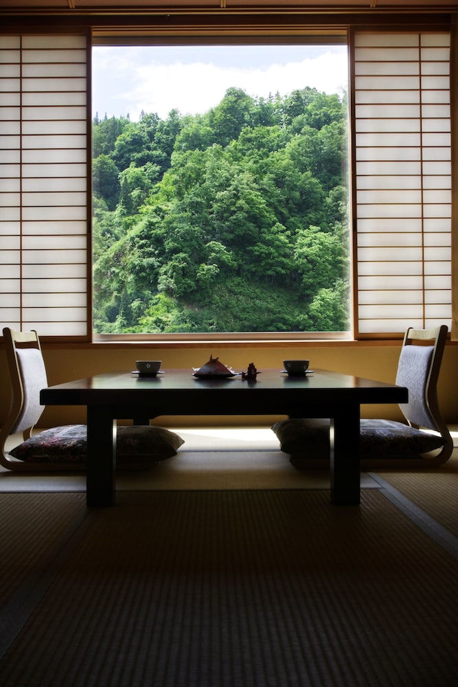 和室 10畳または12畳 客室1 | 花とほたる 湯のさと 雪国