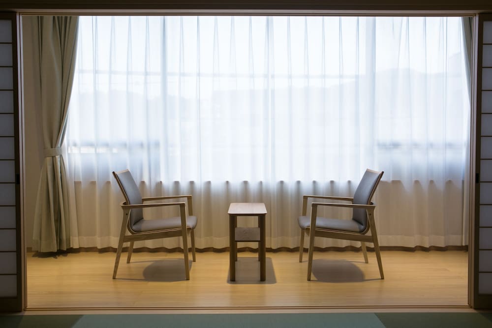 璃寛（和室１０畳＋広縁）　禁煙 リビング エリア0 | フォレストリゾート ホテル城山