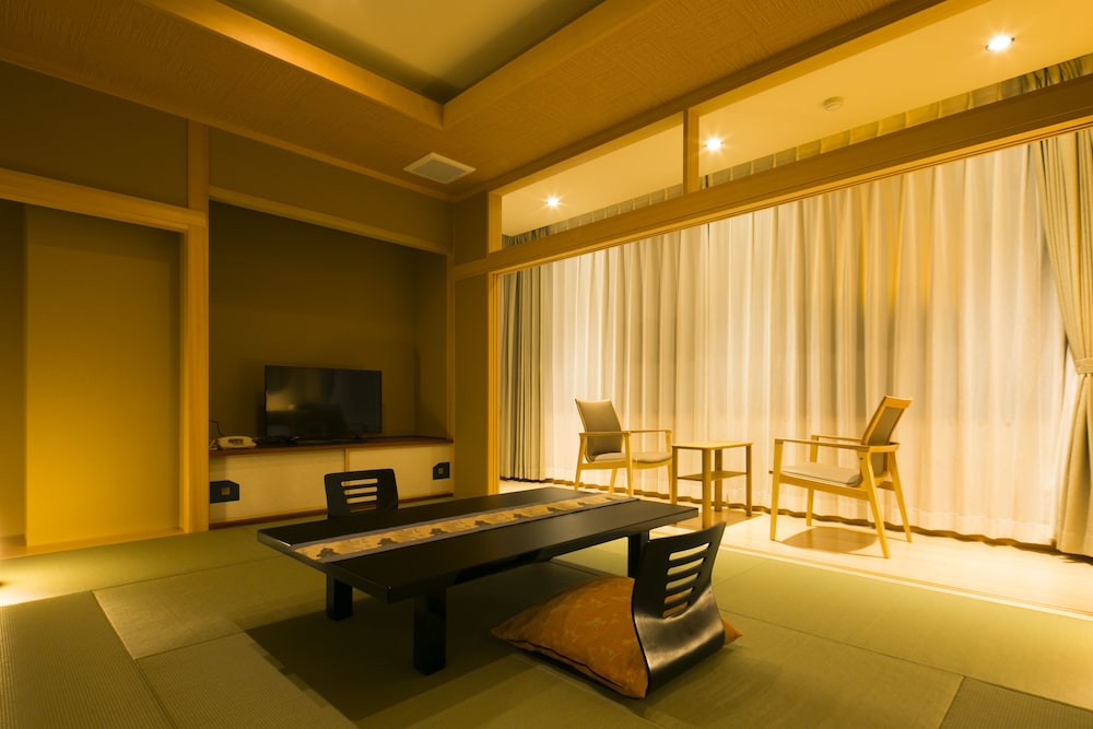 和室１０畳＋ひろびろ広縁付　禁煙 | フォレストリゾート ホテル城山