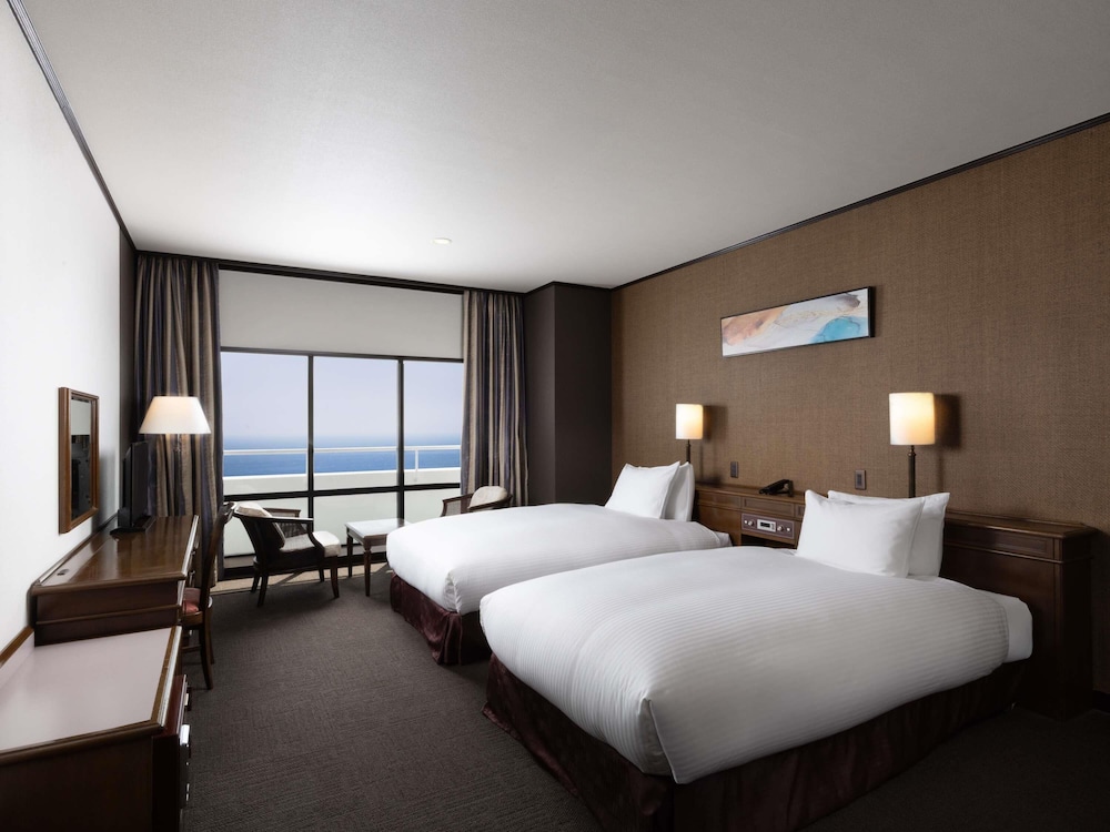 デラックス スイート ベッド (複数台) シービュー 客室2 | メルキュール高知土佐リゾート & スパ