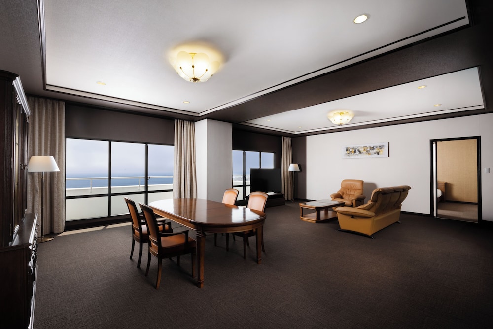 デラックス スイート ベッド (複数台) シービュー リビング エリア0 | メルキュール高知土佐リゾート & スパ