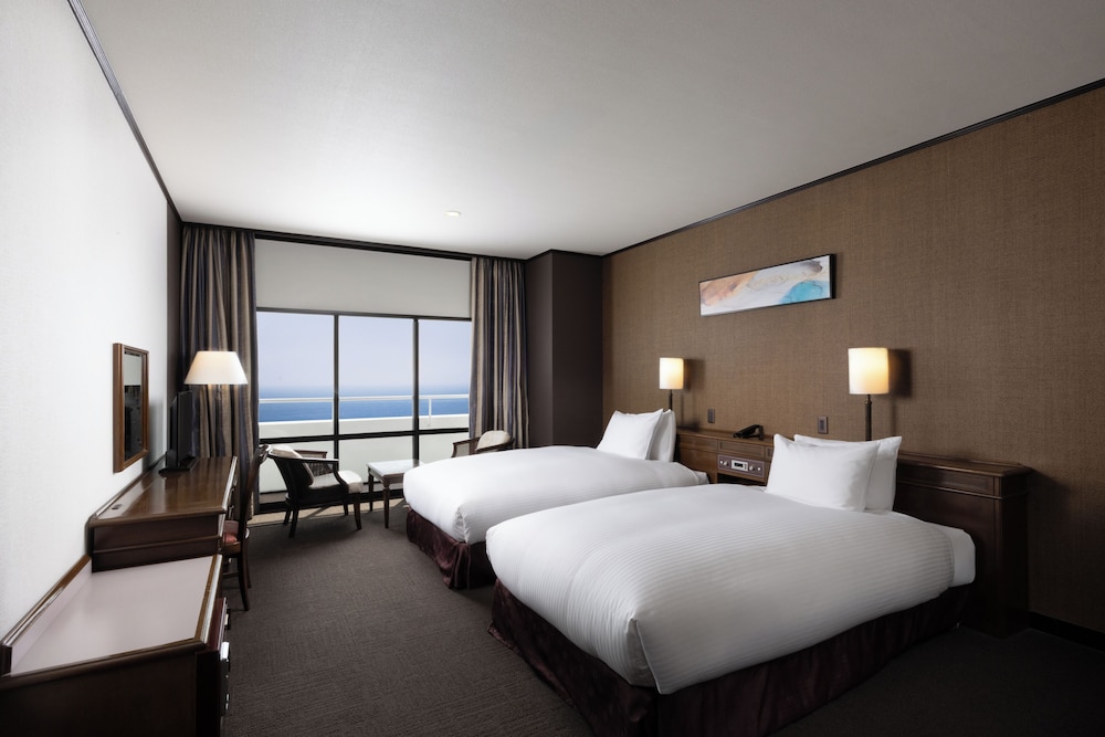 デラックス スイート ベッド (複数台) シービュー 客室1 | メルキュール高知土佐リゾート & スパ