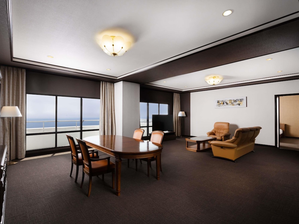 デラックス スイート ベッド (複数台) シービュー | メルキュール高知土佐リゾート & スパ