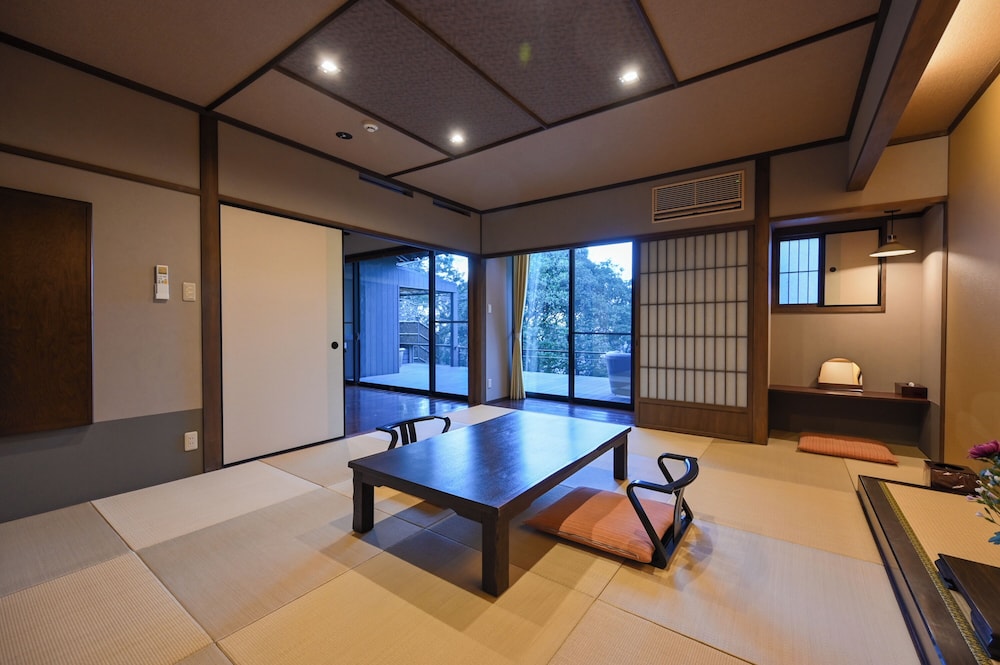 囲炉裏 和洋室　禁煙 客室1 | 風の谷の庵