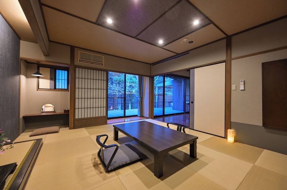 囲炉裏 和洋室　喫煙 客室1 | 風の谷の庵