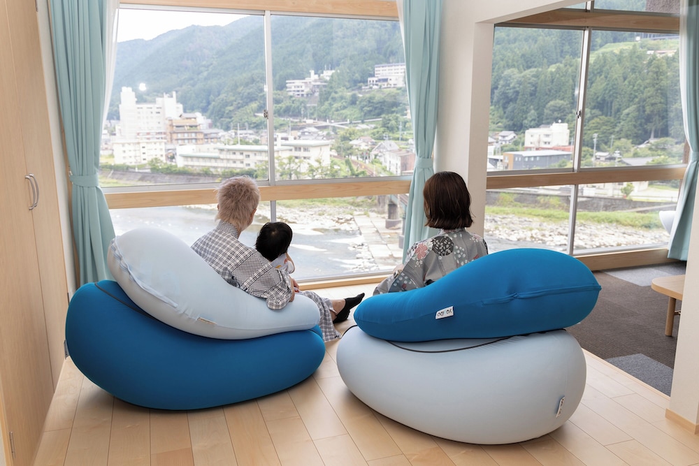 ロフトベッドルーム「湯ケ峰」 川側 素泊まり 部屋からの景観1 | 下呂温泉 望川館