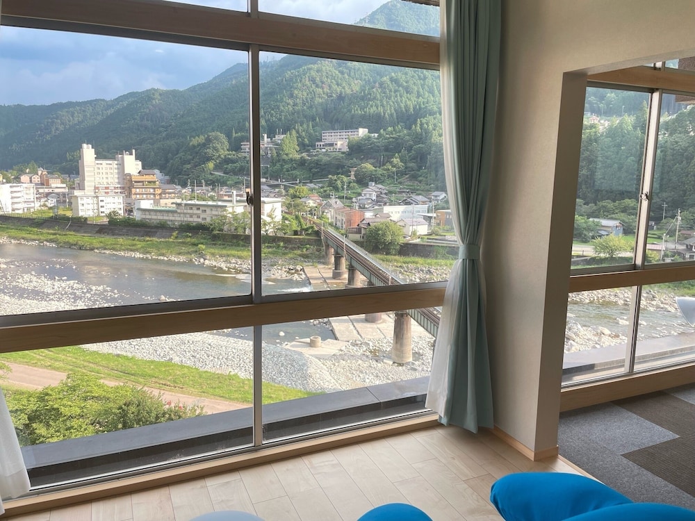 ロフトベッドルーム「湯ケ峰」 川側 部屋からの景観0 | 下呂温泉 望川館